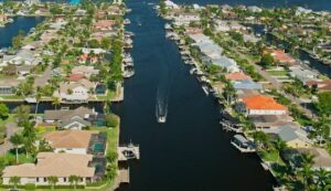 🚤 Cape Coral Canal Homes vs. Non-Waterfront Living: Which Is Right for You?